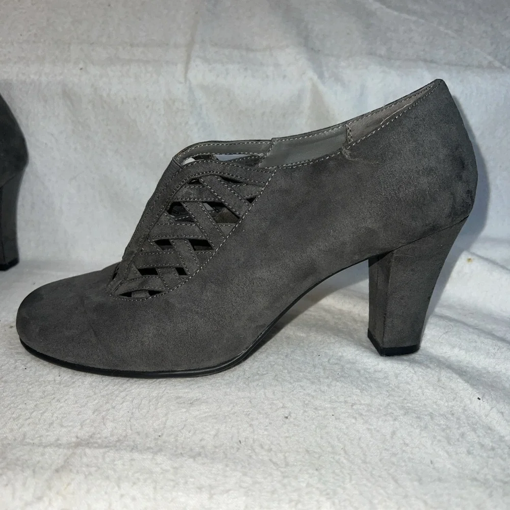 Aerosoles Head Role Grey Faux Suede Cutout Shootie Block Heel Pumps Womens 8.5M‎